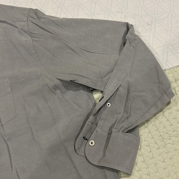 Untuckit collarless or band collar button down shirt - Picture 4 of 4